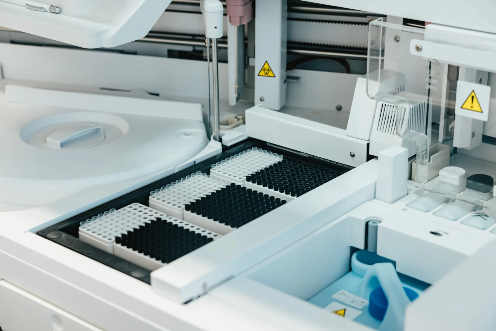Laboratory equipment for compound analysis